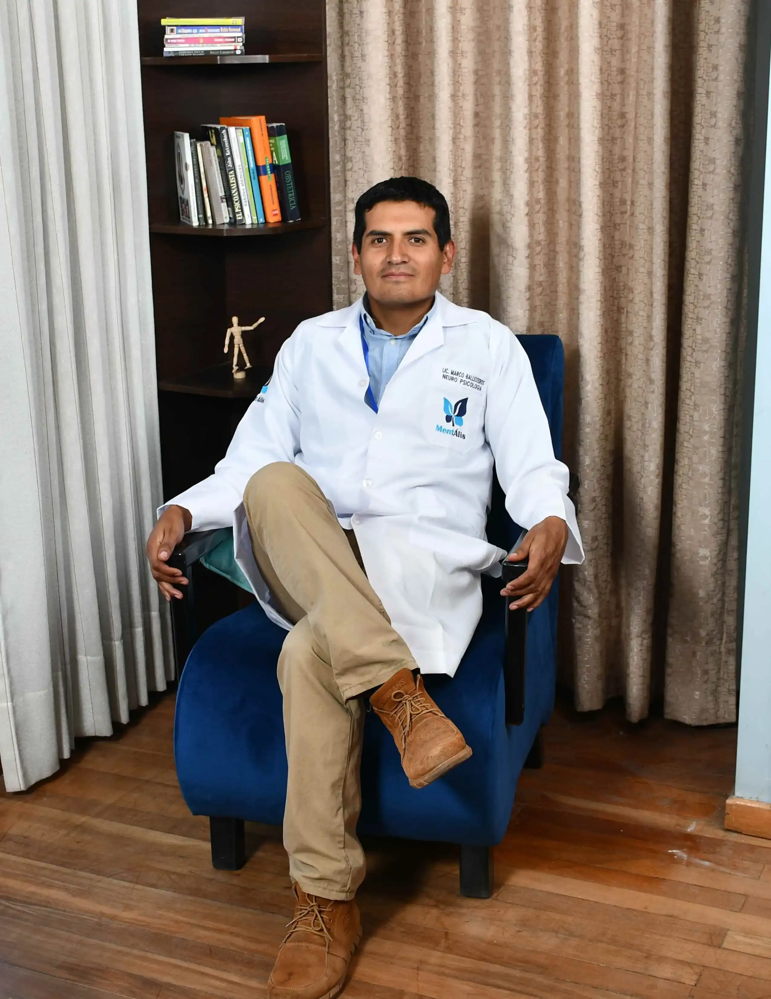 Lic. Marco Ballesteros en consultorio